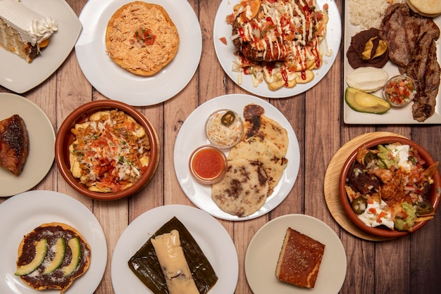 Set van typische gerechten uit de Midden-Amerikaanse keuken met tamales catrachas rosbief quesillo