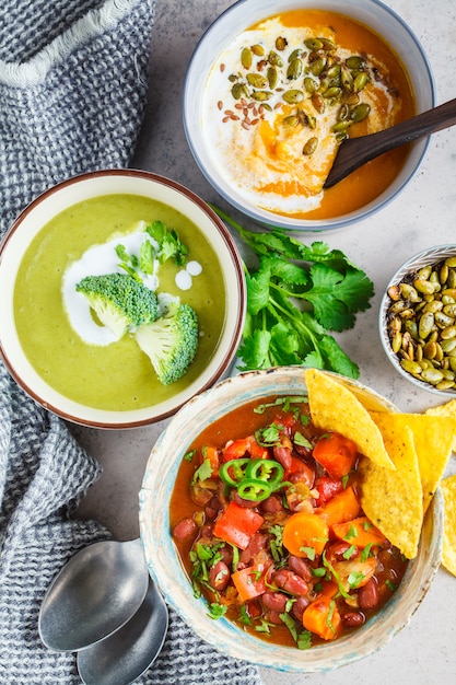 Set Van Vegan Soepen. Mexicaanse bonensoep, broccolisroomsoep en fijngestampte pompoensoep, hoogste mening.