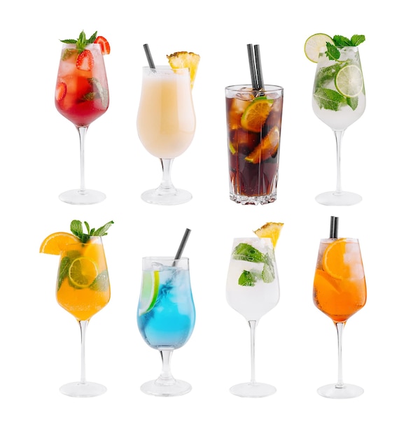 Set van verfrissende cocktails met vruchtensnijden en ijsblokjes geïsoleerd op wit