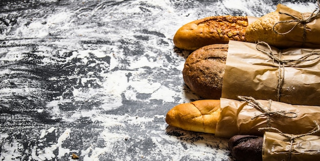 Set van vers brood verpakt in papier.