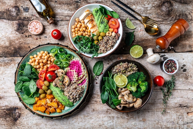 Foto set van verschillende boeddha-kommen schoon en uitgebalanceerd gezond voedselconcept kip gegrild vlees groene groenten kikkererwten en quinoa halthy eten op dieet zijn voedselconcept bovenaanzicht