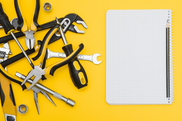 Set van verschillende bouwhulpmiddelen. Hulpmiddelen voor huisreparatie. Werk op een bouwplaats. Op een gele achtergrond. Flatly. Flatlay.