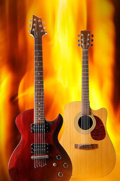 Set van verschillende gitaren op de achtergrond van een vuurvlam