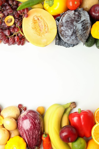 Set van verschillende groenten en fruit op witte achtergrond