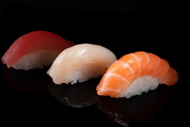 Set van verschillende klassieke nigiri sushi geïsoleerd op zwart