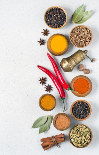 Foto set van verschillende kruiden en smaakmakers om te koken