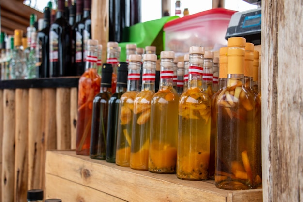 Set van verschillende met fruit doordrenkte alcoholflessen in een markt