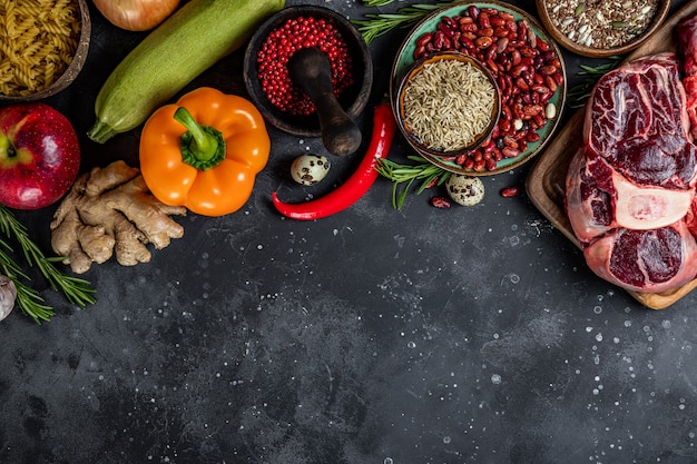 Set van verschillende producten voor een gezond dieet - bovenaanzicht van vlees, granen, groenten en fruit, vrije ruimte voor tekst. Hoge kwaliteit foto