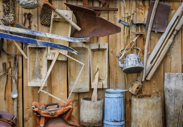 Foto set van verschillende vintage items op houten muur