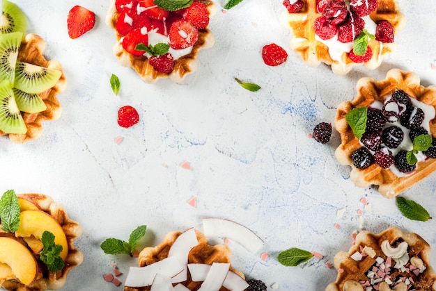 Set van verse Belgische zachte wafels met verschillende toppings