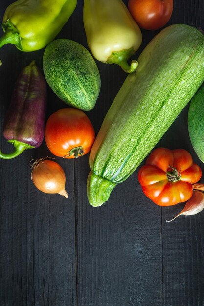 Set van verse groenten voor een saladedieet op een vintage tafel salade koken in de keuken van het restaurant