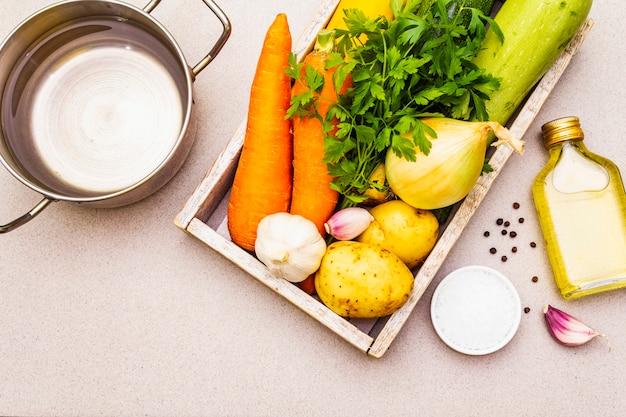 Set van verse rauwe groenten voor het koken van soeppuree