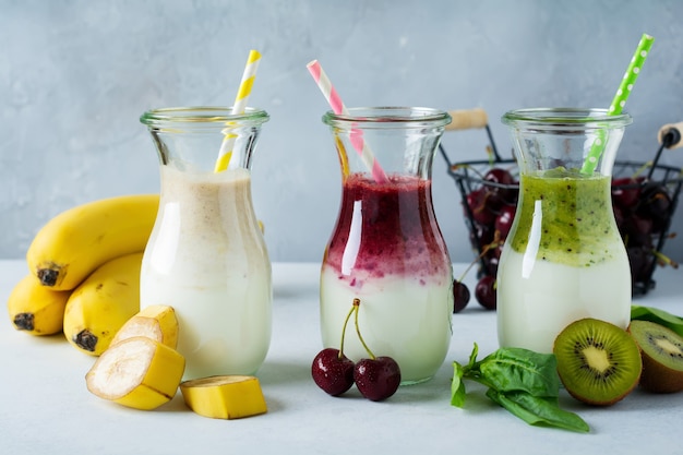 Set van verse smoothies. banaan, kersen, kiwi en spinazie voor gezond eten, detox, dieetvoeding. selectieve aandacht