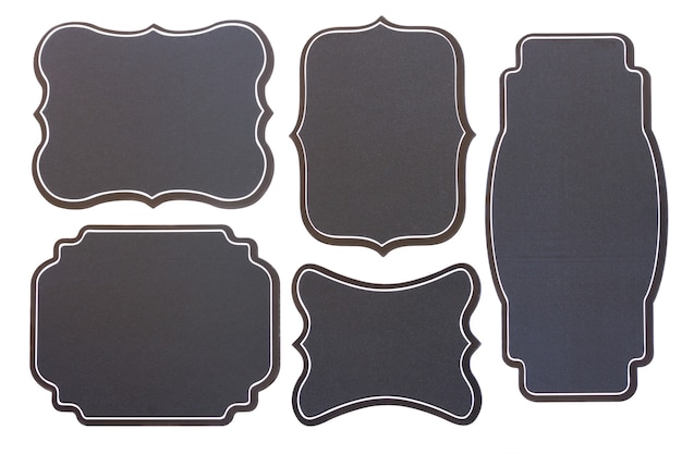 Foto set van vijf lege zwarte bord vintage tags geïsoleerd op een witte achtergrond