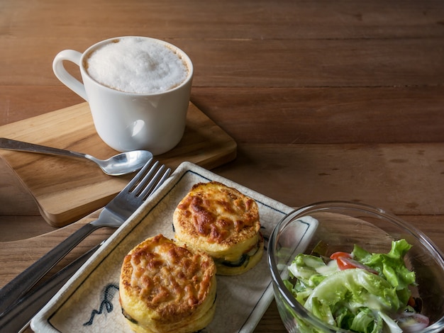 Set van voedsel, salade, gebakken spinazie met kaas en koffie