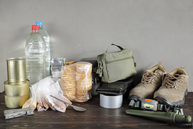 Set van voedsel voor langdurige opslag en noodzakelijke voorwerpen voor noodsituaties en evacuatie