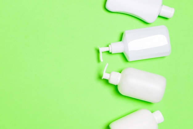 Set van witte cosmetische containers geïsoleerd op groen