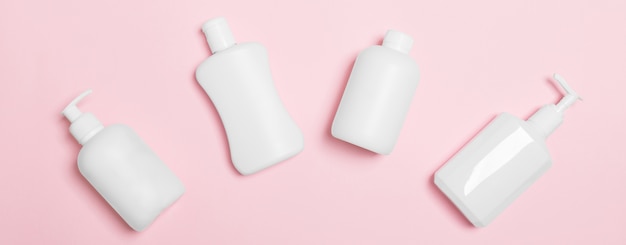 Set van witte cosmetische containers