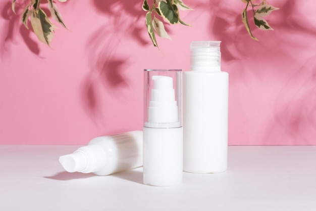 Set van witte cosmetische flessen en potten met harde schaduwen Schoonheidssalon concept