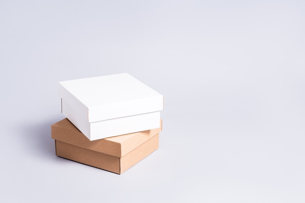 Foto set van witte en bruine kartonnen dozen