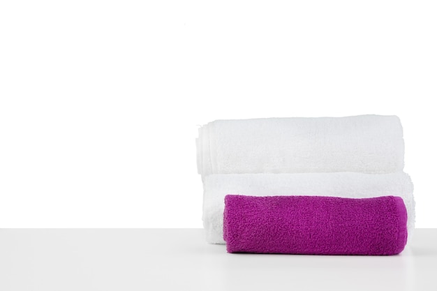 Set van zachte spa handdoeken geïsoleerd op white