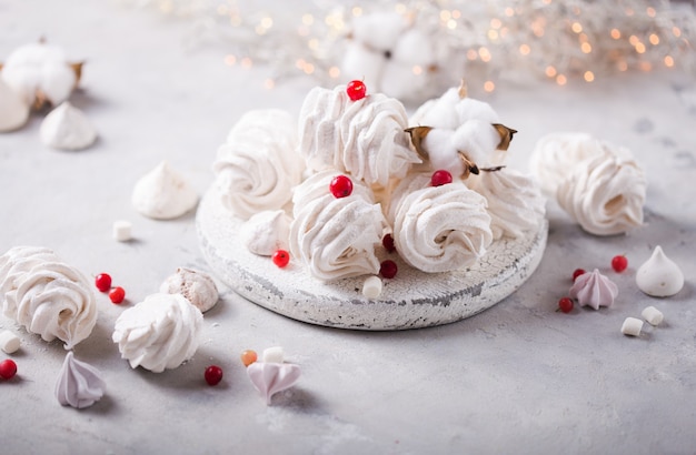 Set van zelfgemaakte marshmallowschuimgebakjes met bessen