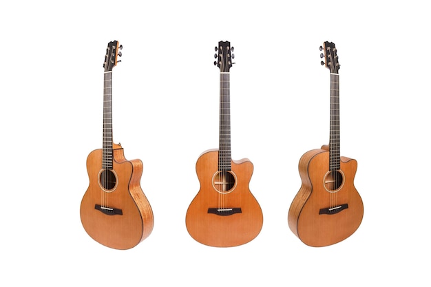 Set van zes snaren akoestische houten gitaren geïsoleerd op een witte achtergrond gitaar vorm
