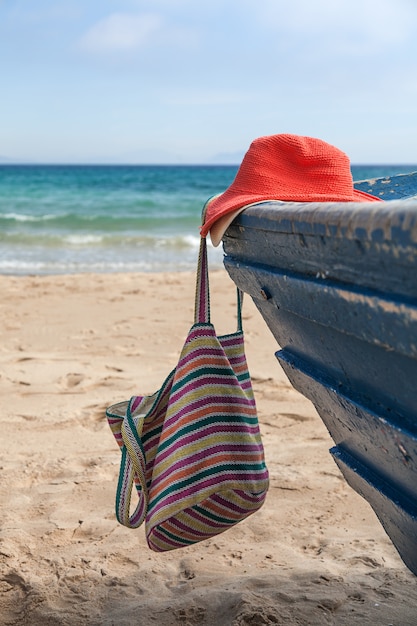 Foto set di vestiti e accessori vari per le donne in spiaggia