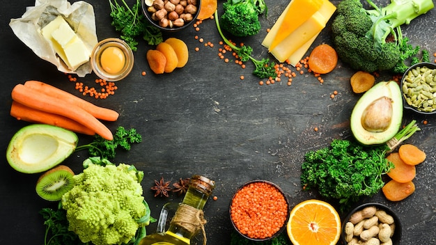 어두운 배경에 야채 과일과 유기농 식품 세트 식이 건강 식품 상위 뷰 텍스트를 위한 여유 공간