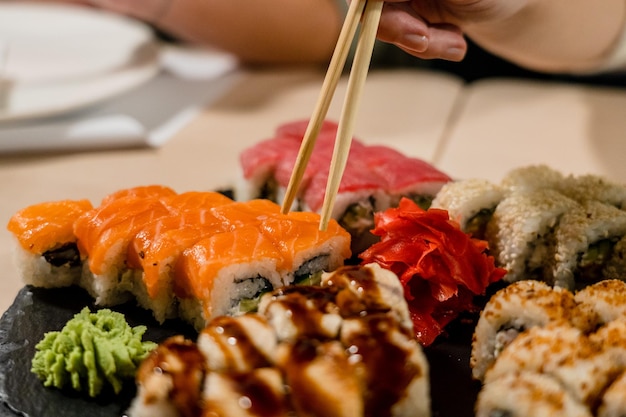 Set verse sushi rolt Japanse zeevruchten