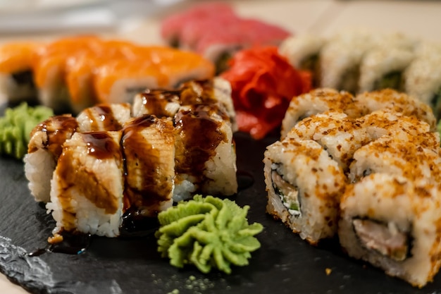 Set verse sushi rolt Japanse zeevruchten