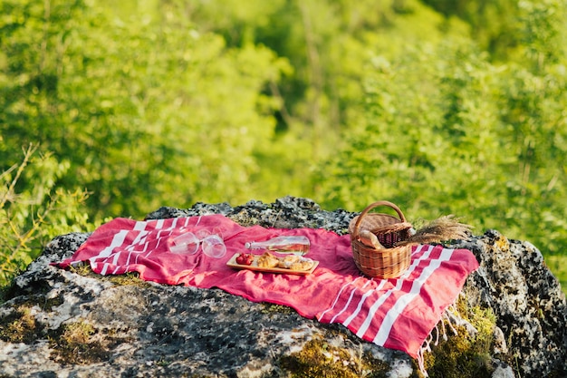 Set voor een romantische picknick met een stokbrood met witte wijn van aardbeiencroissants