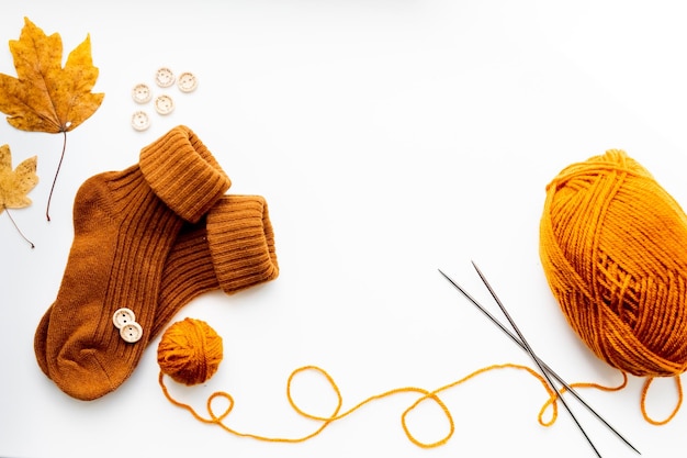 Foto set voor het breien van kinderkousen oranje draden breien naalden knopen centimeter