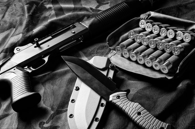 Set wapens van een jager van een speciale eenheid. Jachtgeweer, patronen, mes. Bovenaanzicht. Gemengde media
