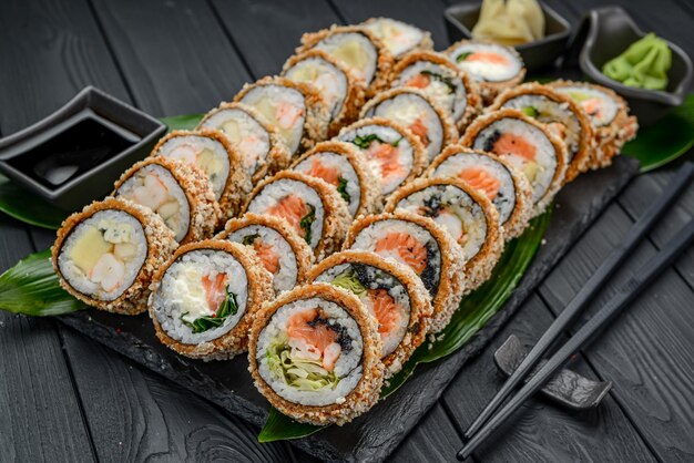 Set warme sushi rollen in tempura