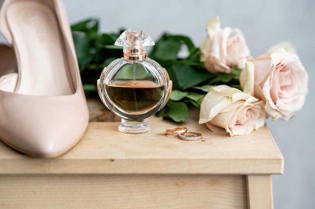 Набор свадебных аксессуаров бежевые туфли парфюмерные кольца и букет роз