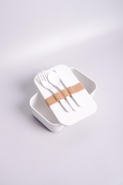 Photo a set of white cutlery made of plastic and paper