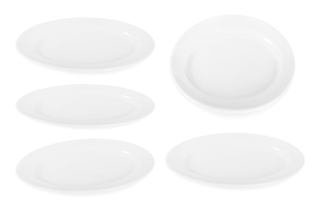 흰색 표면에 흰색 접시 세트