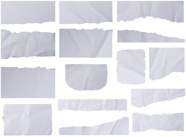 Набор белых рваных бумажных полосок коллекции Обрывки бумаги с рваными краями Липкие заметки, клочки страниц ноутбука, выделенные на белом фоне с обтравочными дорожками для дизайнерских работ, пустое свободное пространство