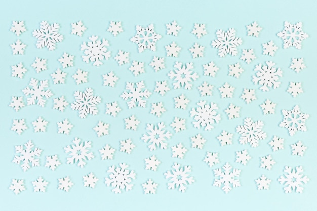 Набор белых снежинок на красочном фоне. Вид сверху рождественского украшения. Новогодняя концепция времени с пустым пространством для вашего дизайна.