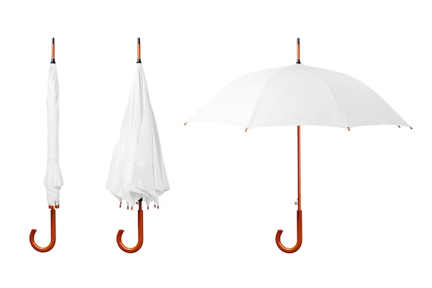 Set di ombrelli bianchi con manico in legno isolato su sfondo bianco