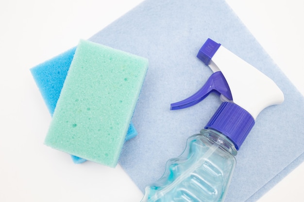 窓拭き用にセット。青いぼろきれとスプレー洗剤
