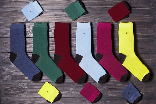 Foto set di calzini colorati casual invernali, flatlay su uno sfondo di legno