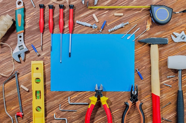 Un set di strumenti di lavoro per svolgere le faccende domestiche