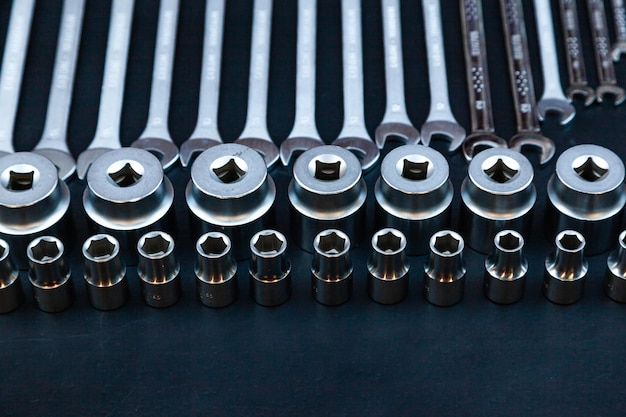 Photo a set of wrenches and hex sockets on a black background