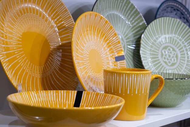 Photo a set of yellow dishes in the shop window