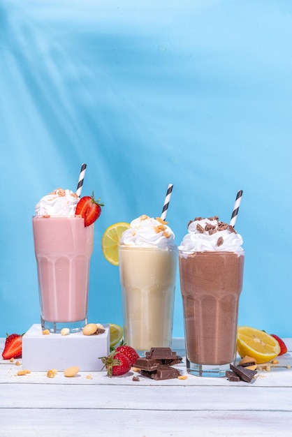 Foto set zomerse verfrissende milkshakes