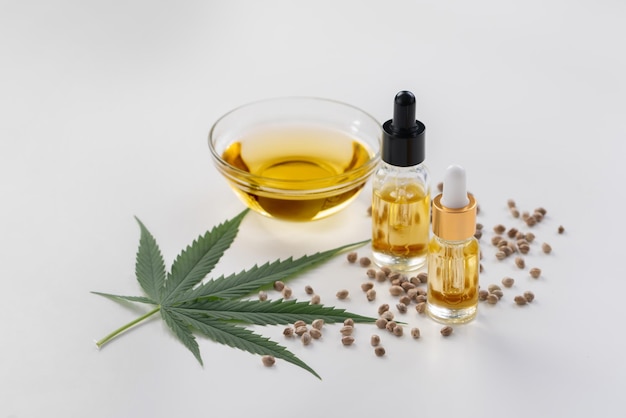 Set di caratteristiche di marijuana legalizzate con olio di cbd in bottiglia con tappo contagocce