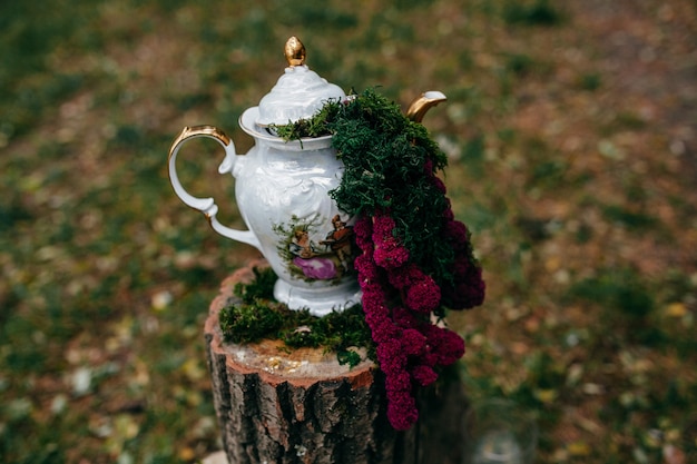 setting romance couple green dress