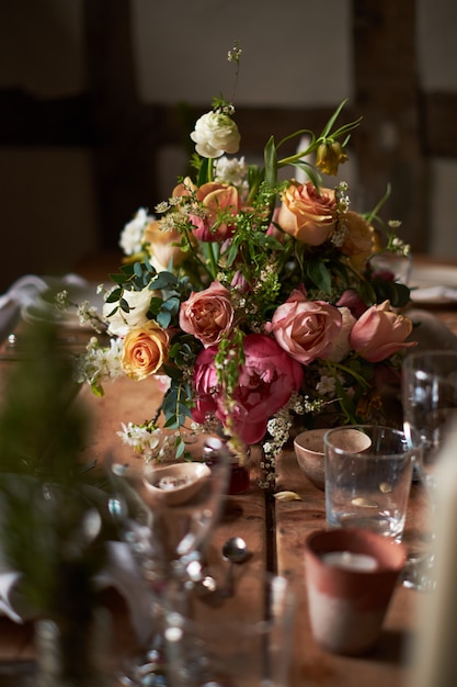 Setting a summer wedding dinner table in a rustic style